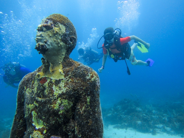  Statues étonnantes sous la mer 