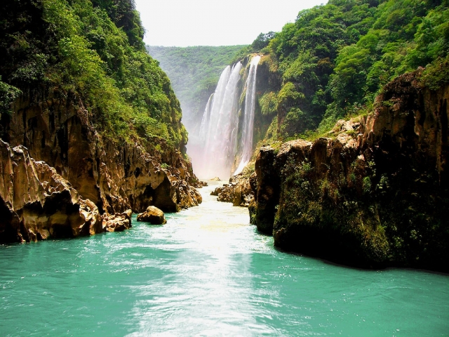 Spettacolare cascata Tamul 