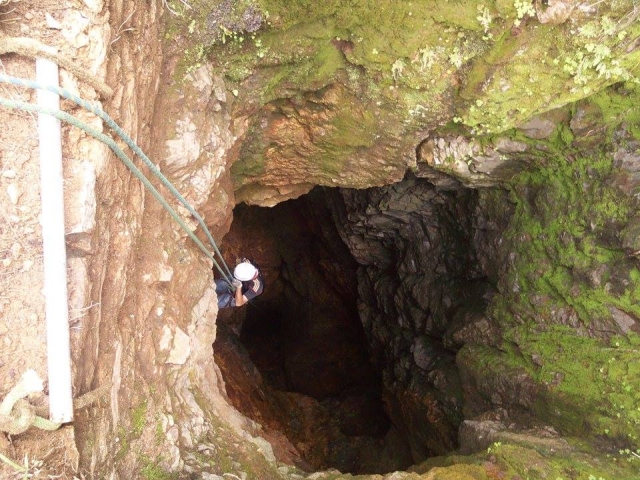 descent in caves 