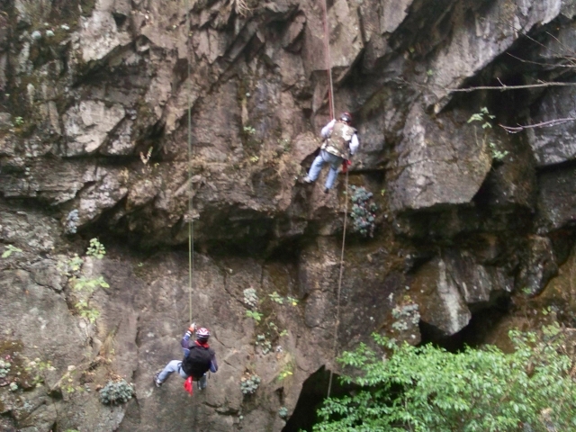  rappelling 