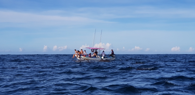 Naviguez dans un port caché en bateau 