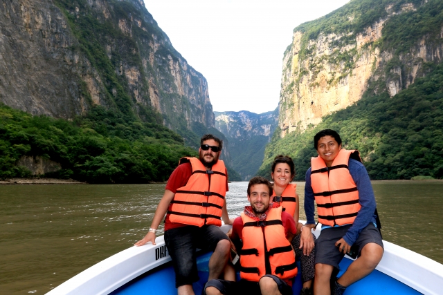  Boat tour 