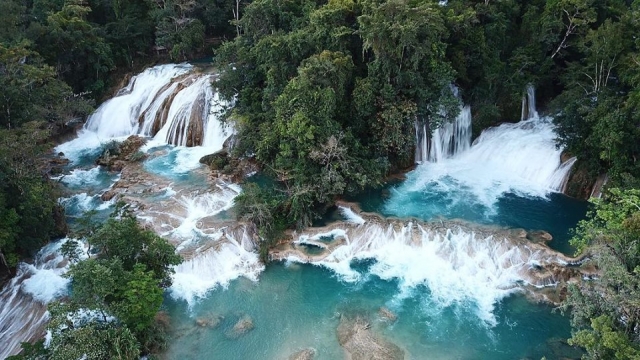 Cascada agua azul desde alturas