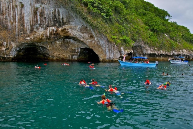 Nager près des îles Marietas 