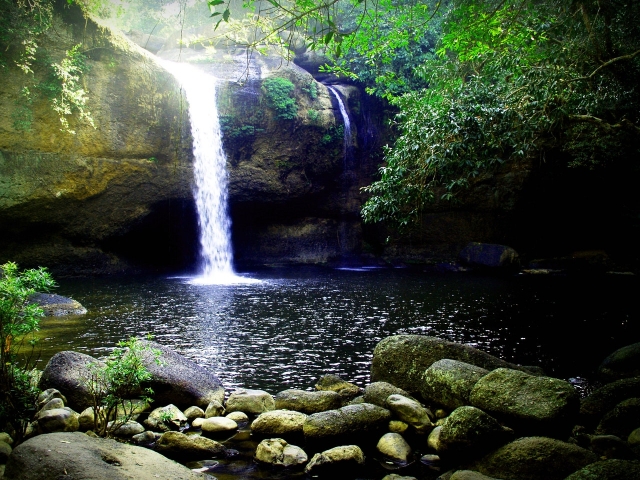  火山瀑布