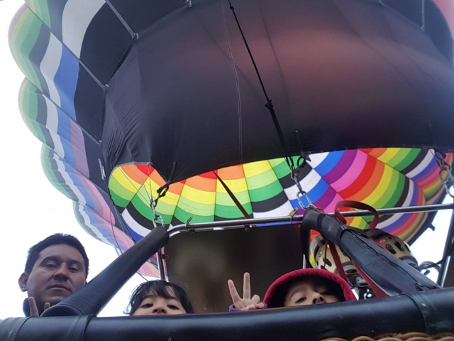  Enfants saluant depuis le ballon 