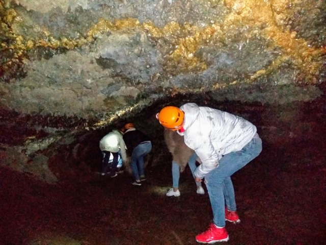  Touring the volcanic tunnels 