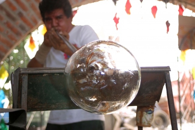  Learn about the manufacturing process of blown glass 