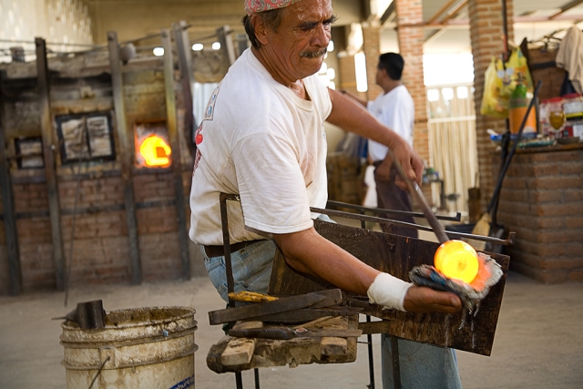  Blown glass manufacturing process 
