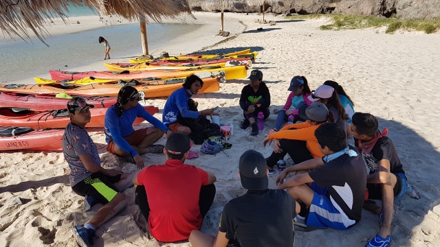 En la playa antes de hacer kayak