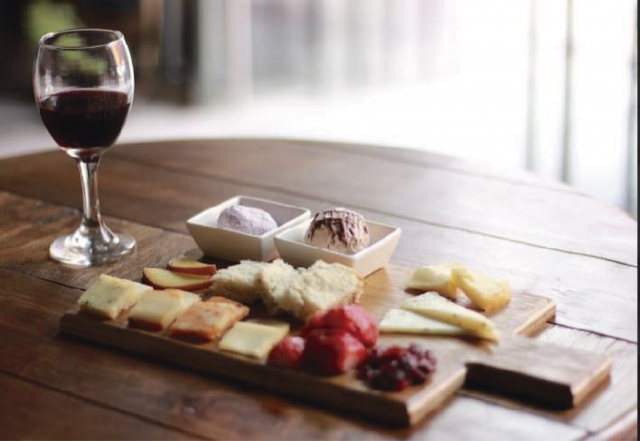 Tagliere di formaggi con vino 