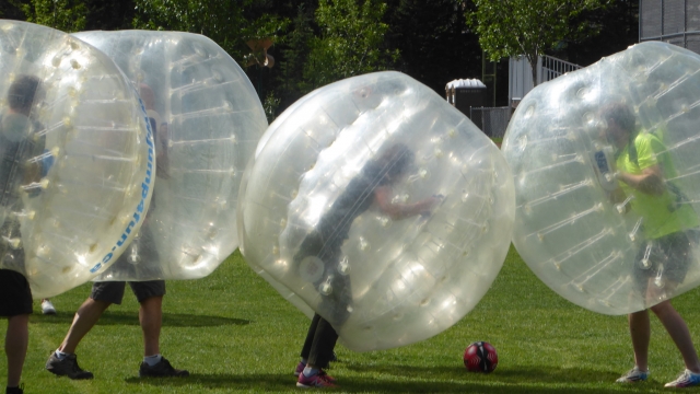  Spielen Sie Zorbing mit Freunden 