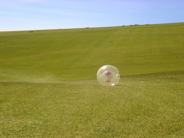 Zorbing en el pasto