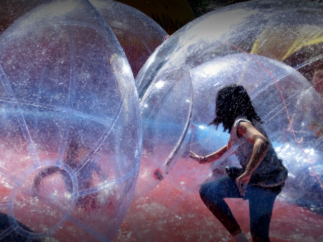  Roll with friends inside the balls 