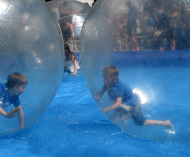 Diversión máxima con el zorbing de agua