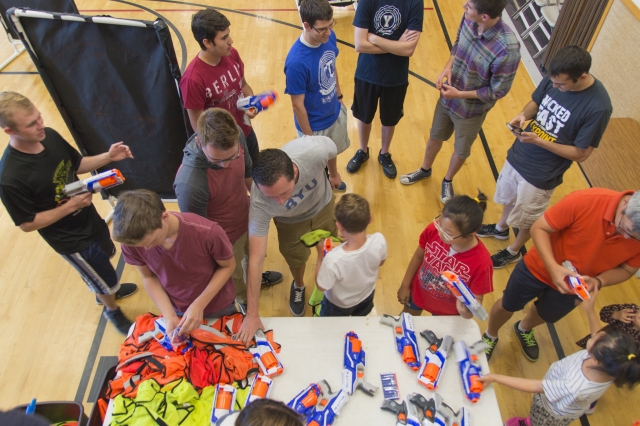 Crianças no NERF -999 Companhias especiais -guerreiros com as armas NERF 