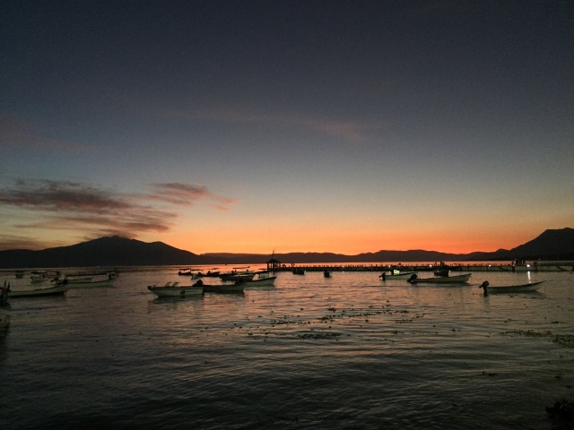  Guardare il tramonto da una barca 