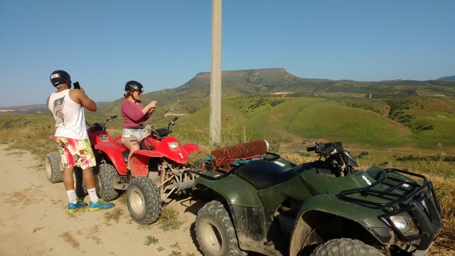  Halten Sie auf der ATV-Tour an, um die Aussicht zu fotografieren 