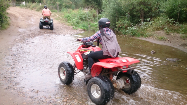  Spüren Sie die Geschwindigkeit auf dem ATV 