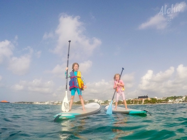  Mädchen lernen Stand Up Paddle