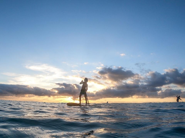  Sonnenuntergang in Playa del Carmen beim SUP-Üben 