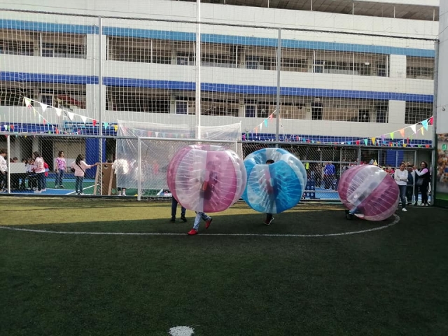  Match de football scolaire avec des ballons de saut 