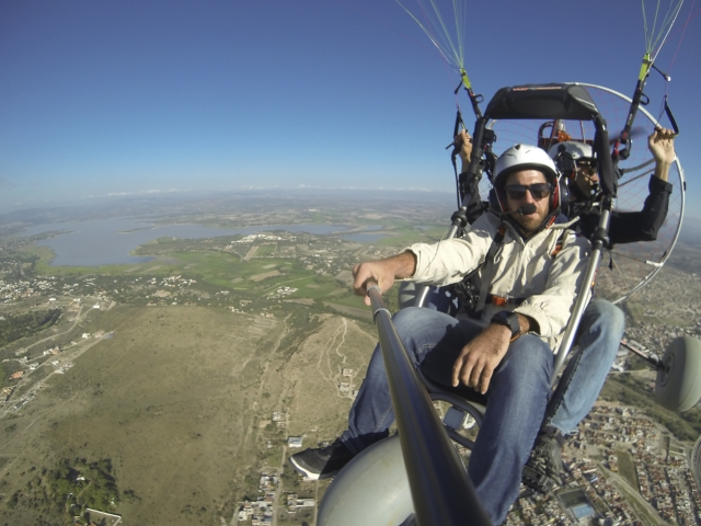  Feliz voando em paramotor