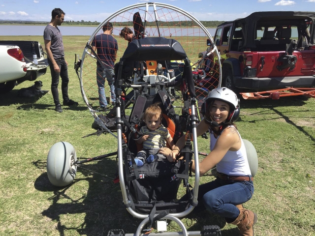  voando em um paramotor da família 
