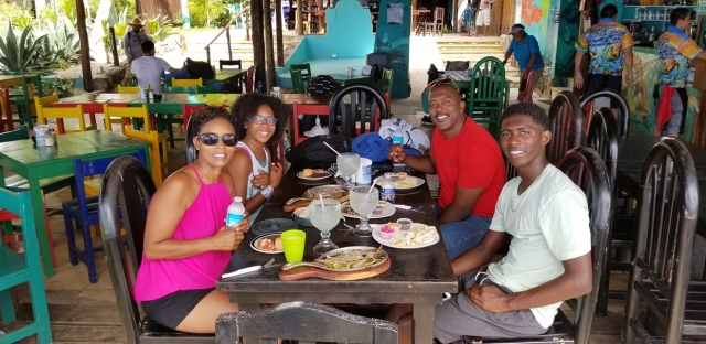  desfrutando de comida mexicana em Cozumel 