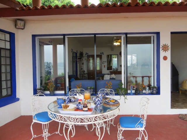  Frühstück auf der Terrasse 