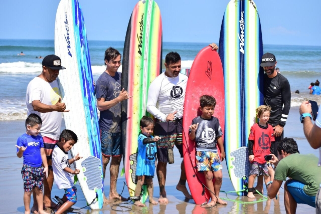  Surfing for everyone in Mazatlán 