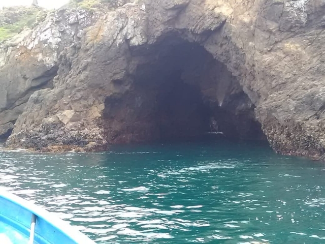 Cuevas en la bahía