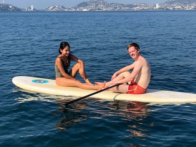 Pareja en la tabla de paddle surf
