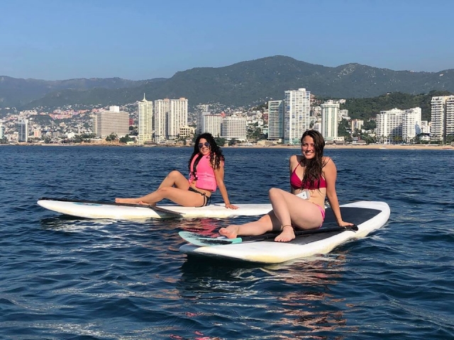 Amigas sobre las tablas de paddle surf