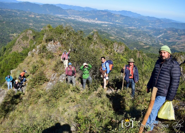 Caminata en las faldas del cerro
