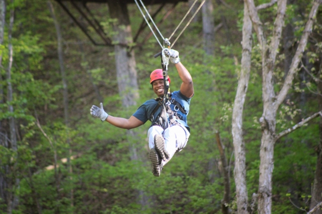 Divertimento sul circuito della zip line 