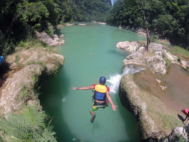  Sprung im Tamul-Wasserfall 