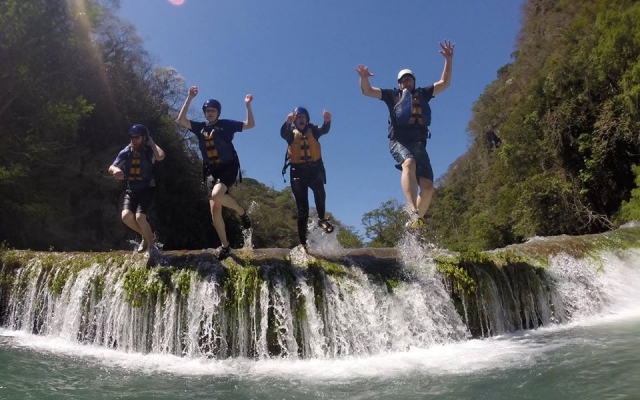  Unser Team springt im Micos-Wasserfall in der Huasteca