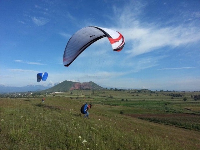  Gleitschirmflieger zwischen den Bergen 