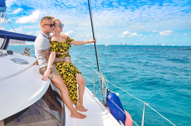 在双体船上放松 