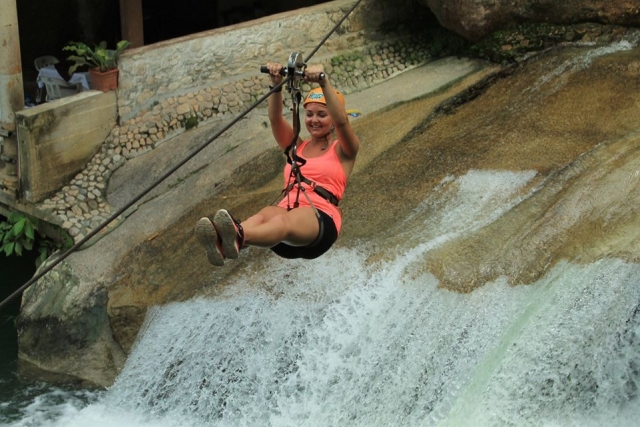  Happy in the adventure 