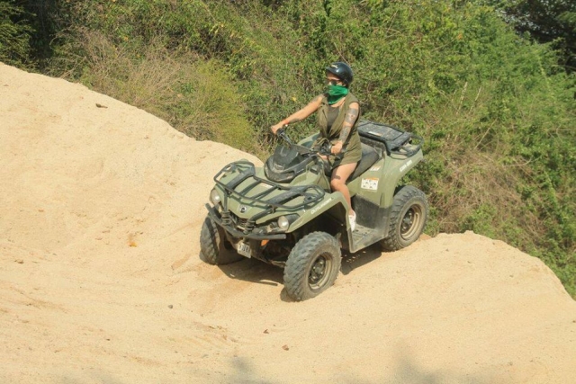 In posa per la macchina fotografica con un ATV 