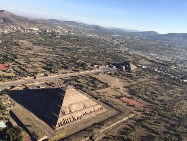 Veduta delle piramidi da una mongolfiera 