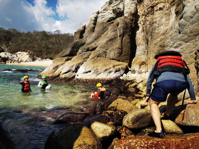  Se rafraîchir dans la mer de Huatulco 