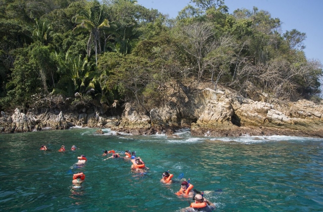  Plongée en apnée dans les eaux cristallines de la plage 