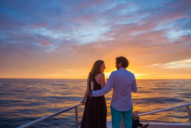 Pareja en barco al atardecer