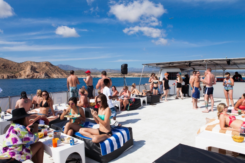  Fiesta em catamarán em Sunset 