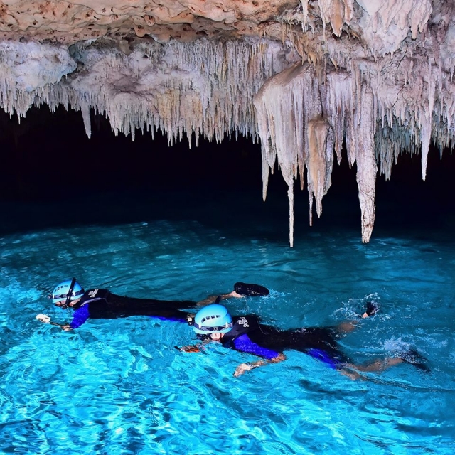  Nuotare nel cenote 