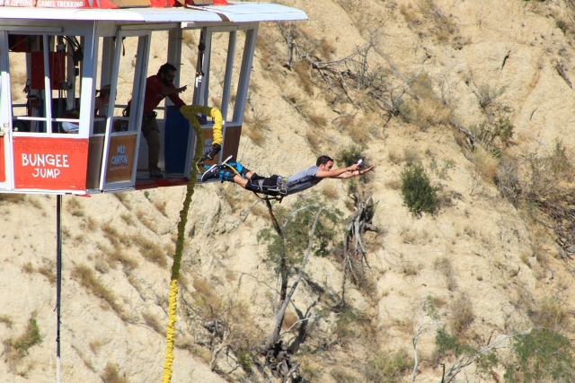  Bungee jumping 