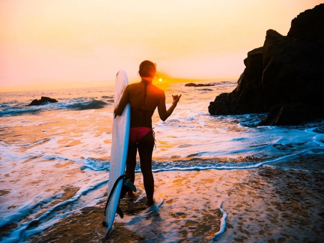  Planche de surf au coucher du soleil